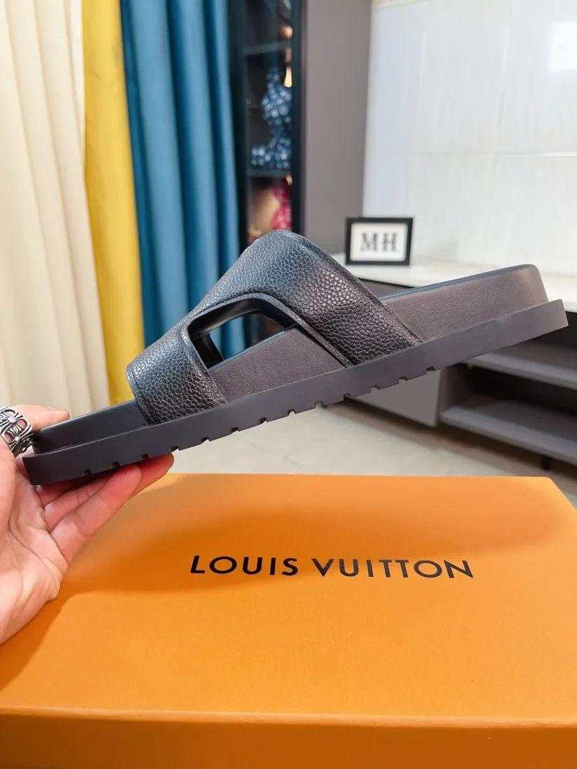 Men's shoes💰300🌹🌹【LV】Multi-color new men's slippers, original top-quality version, original special cowhide with pebbled embossing➕sheepskin on the inner and side, non-slip combination sole, more stable walking, more comfortable and lightweight, high-end and generous, size: 38~44